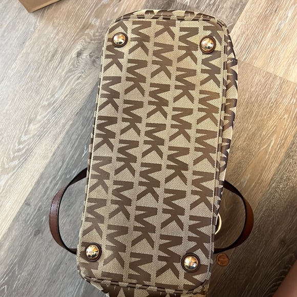 Michael Kors purse. Lightly used - Picture 3 of 3